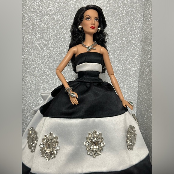 💎 BARBIE MARIA FELIX DOLL SIGNATURE, BLACK AND WHITE DRESS WITH SNAKE JEWELRY - Picture 2 of 12